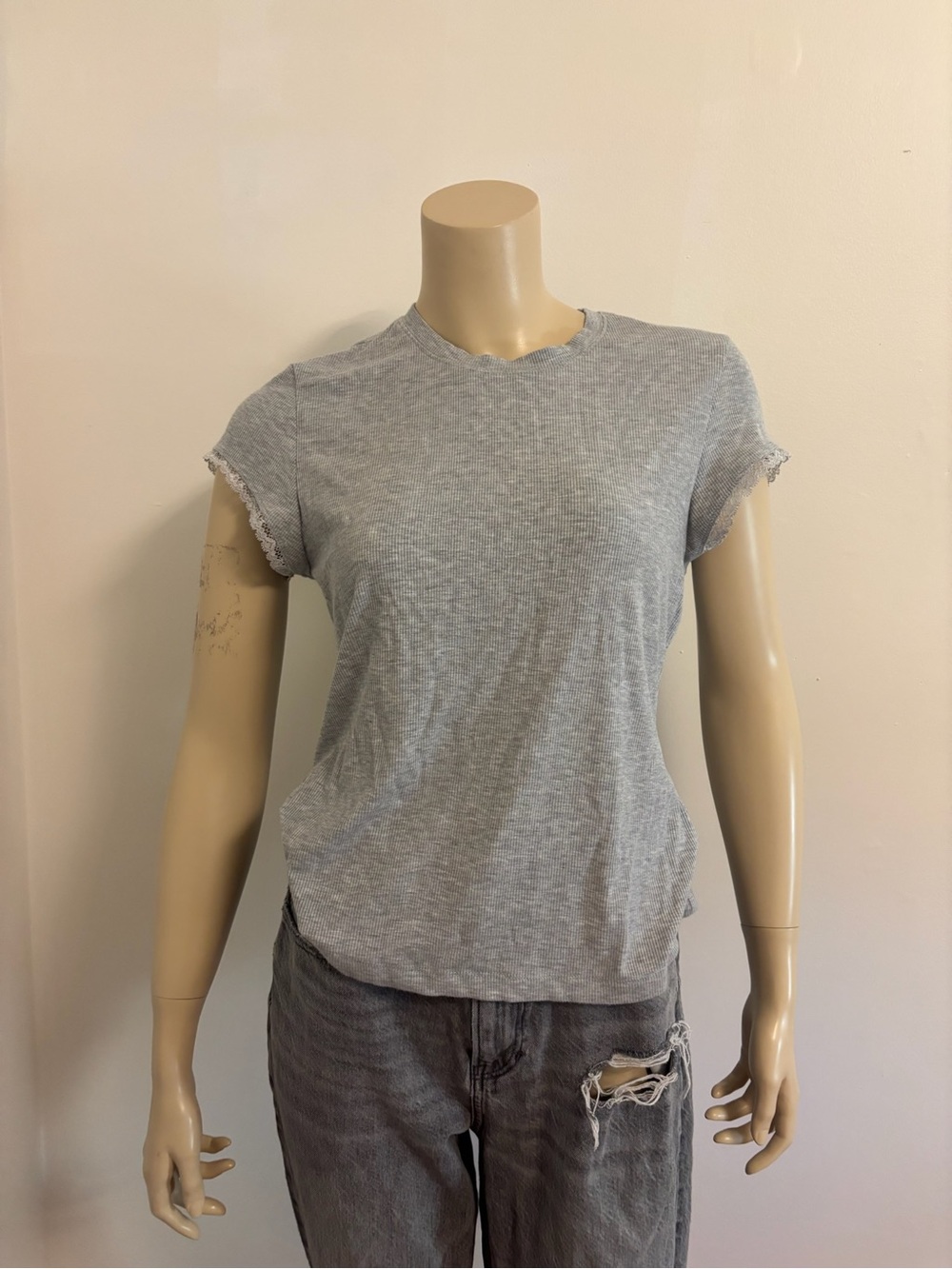 La Vie En Rose Light Gray Ribbed Tee with Lettuce Edge